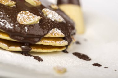 çikolata ve beyaz arka planda ahududu ile gözleme