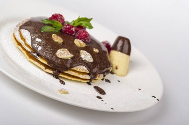 çikolata ve beyaz arka planda ahududu ile gözleme