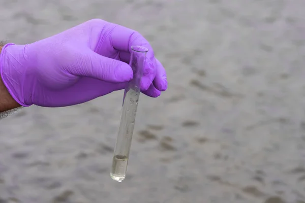 Campione Acqua Dal Fiume Analisi Guanto Mano Possesso Concetto Test — Foto Stock