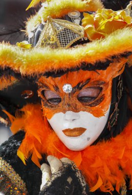 Venedik, İtalya 'da düzenlenen geleneksel festivalde renkli karnaval maskeleri