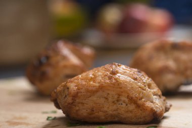 Tahta tahtada Barbekü Tavuk Dilimleri