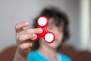 çocuk dikenle oynuyor.