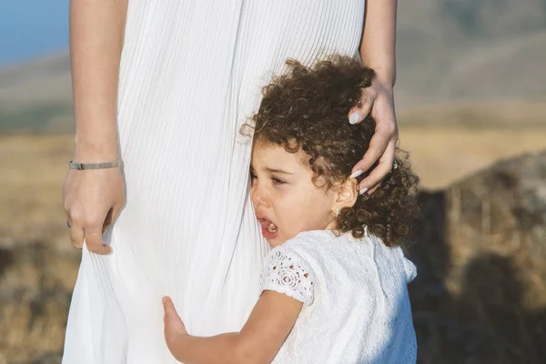 Kleines Schönes Mädchen Weint Und Umarmt Mutter Freien — Stockfoto