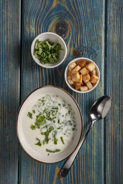 Joghurtsuppe Mit Kräutern Und Crackern Auf Blauem Holztisch Draufsicht — Stockfoto