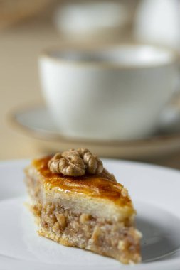 Ev yapımı fındıklı ve ballı baklava. Doğu mutfağı.