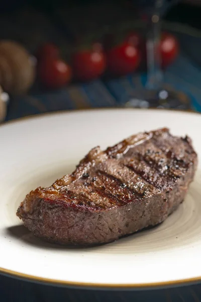 Bife Assado Tomate Cereja Sal Pimenta Mesa Madeira Azul — Fotografia de Stock