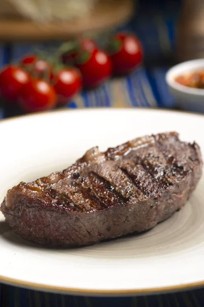 Bife Assado Tomate Cereja Sal Pimenta Mesa Madeira Azul — Fotografia de Stock