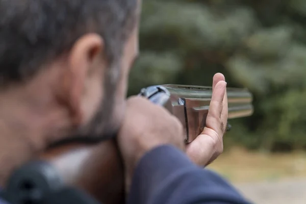 Manlig Jägare Redo Att Jaga Med Jakt Rifle Hunter Håller — Stockfoto