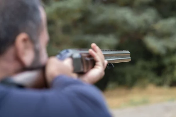 Erkek Avcı Tüfeğiyle Avlanmaya Hazır Avcı Tüfeğini Tutuyor — Stok fotoğraf