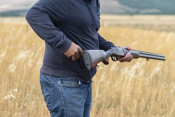Hombre Cazador Listo Para Cazar Con Caza Rifle Hunter Sostiene —  Fotos de Stock