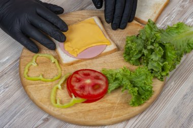 Pişirme sandviçi. Çeşitli dolgular ve malzemeler. Ev yapımı Fast Food konsepti.