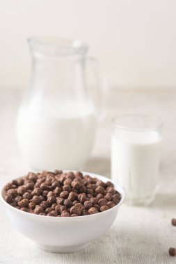 Kahvaltı: Çikolata topları, taze inek sütü, seçici odak