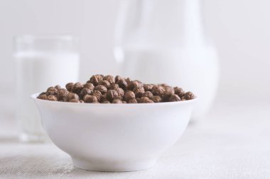 Kahvaltı: Çikolata topları, taze inek sütü, seçici odak