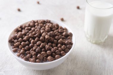 Kahvaltı: Çikolata topları, taze inek sütü, seçici odak