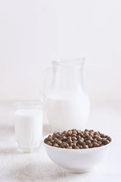 Skål Med Chokolade Majs Bolde Mælk Hvid Træ Baggrund - Stock-foto
