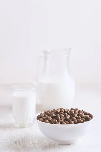 Cuenco Con Bolas Maíz Chocolate Leche Sobre Fondo Madera Blanca — Foto de Stock