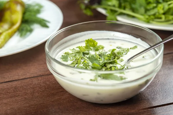 Joghurtsuppe Mit Kräutern Einem Teller Auf Einem Holztisch — Stockfoto