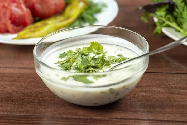 Joghurtsuppe Mit Kräutern Einem Teller Auf Einem Holztisch — Stockfoto