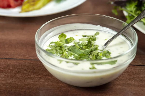 Joghurtsuppe Mit Kräutern Einem Teller Auf Einem Holztisch — Stockfoto