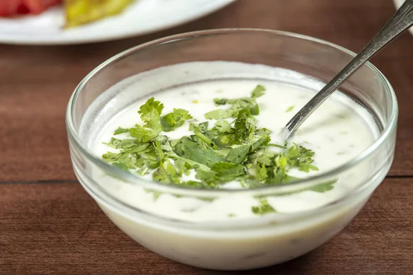 Joghurtsuppe Mit Kräutern Einem Teller Auf Einem Holztisch — Stockfoto