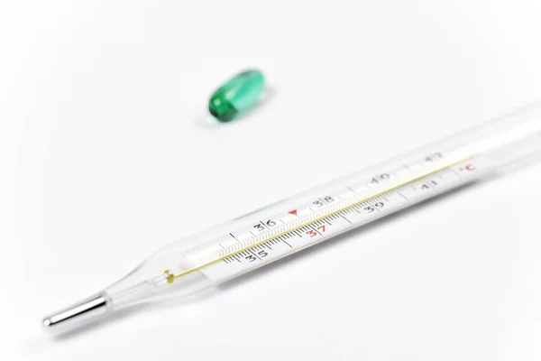 Method of temperature determination and treatment. Thermometer a — Stock Photo, Image