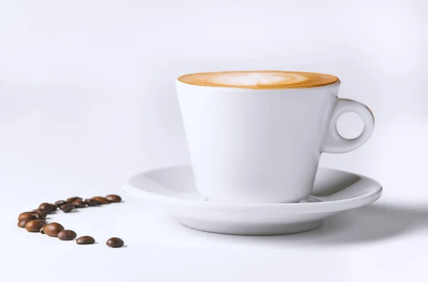 Café y granos de café sobre un fondo blanco. cappuccino co — Foto de Stock