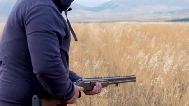 Hunter Vadászpuskával Készül Lőni Vadászok Fegyvert Tartanak Lassított Felvétel — Stock videók