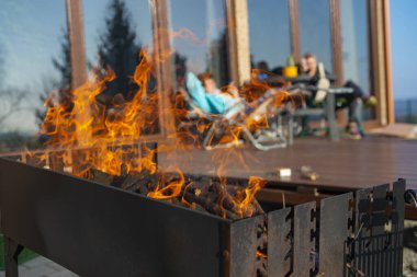 Şöminede yanan odun. Yanan ateş. bbq pişirmek için ateş hazırlıyorum.