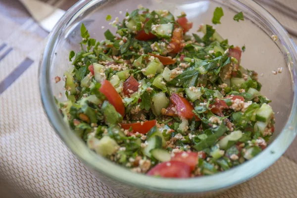Leckerer Salat Der Mittelöstlichen Küche Tabule Zubereitet Aus Gemüse Kräutern — Stockfoto
