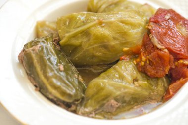 Lahana yaprakları etle doldurulmuş. Lahana rulosu. Chou farci, charuto, dolma, sarma, golubtsy, holubtsi veya golabki.