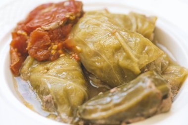 Lahana yaprakları etle doldurulmuş. Lahana rulosu. Chou farci, charuto, dolma, sarma, golubtsy, holubtsi veya golabki.