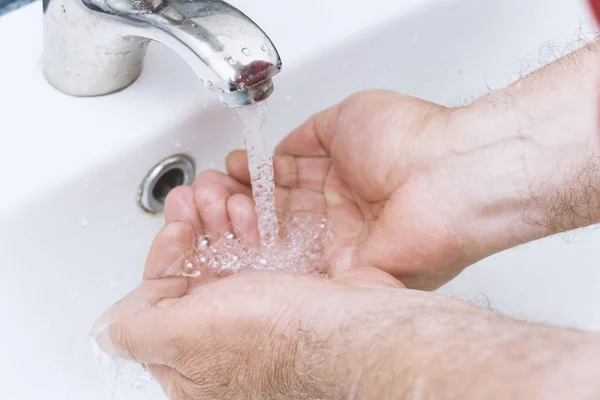 Oude Man Wast Zijn Handen Badkamer — Stockfoto