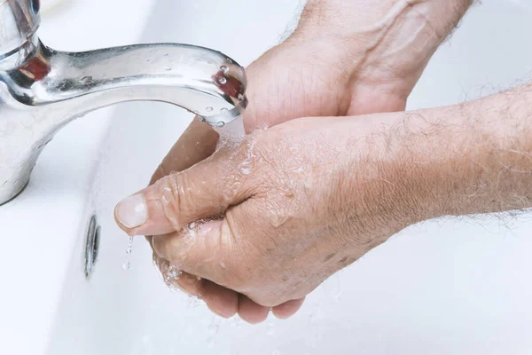 Oude Man Wast Zijn Handen Badkamer Beste Bescherming Tegen Corona — Stockfoto