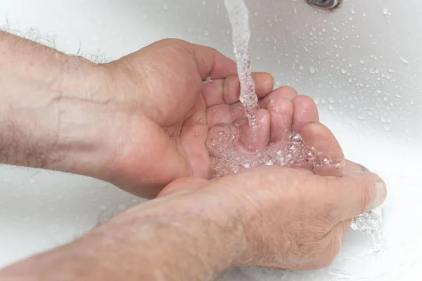 Oude Man Wast Zijn Handen Badkamer — Stockfoto