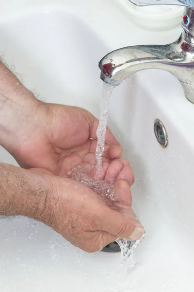 Homem Velho Lava Mãos Banheiro Melhor Proteção Contra Vírus Corona — Fotografia de Stock