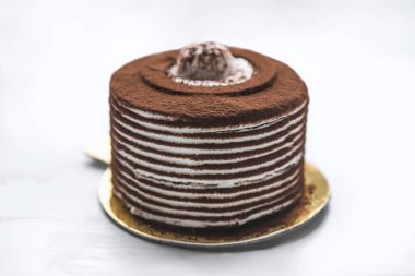 Beyaz arka planda kahveli kek. Tatlı yemek. Tatlı tatlı. Çikolatalı kek.