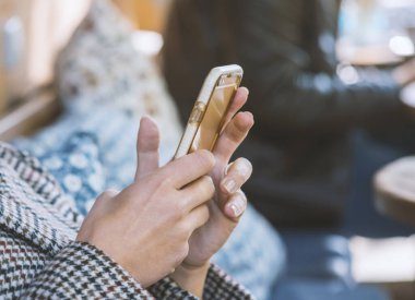 Smartphone kafede baharda kullanan kadın