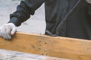 bir çalışma marangoz kirli giysiler bir inşaat alanında çalışır