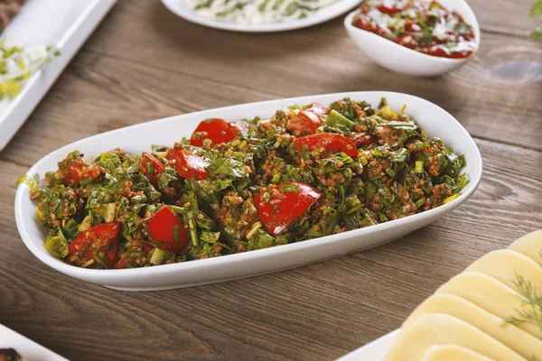 Oryantal Tabbouleh Salatası Ahşap Bir Masada — Stok fotoğraf