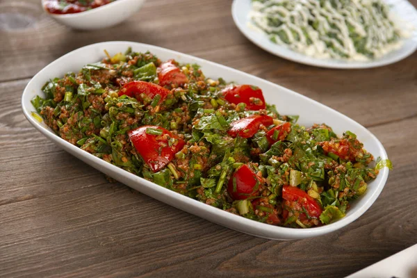 Orientalischer Tabbouleh Salat Auf Einem Holztisch — Stockfoto