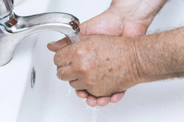 老人在浴室里洗手 通过经常洗手来保护科罗纳病毒大流行 — 图库照片