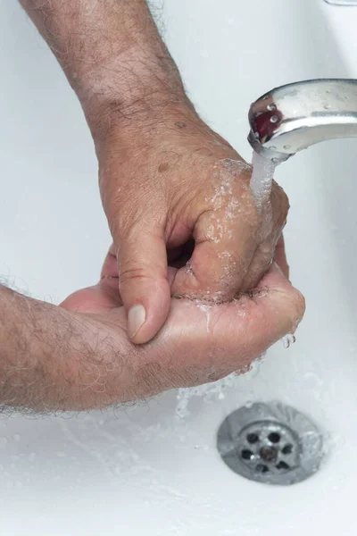 Oude Man Wast Zijn Handen Badkamer — Stockfoto