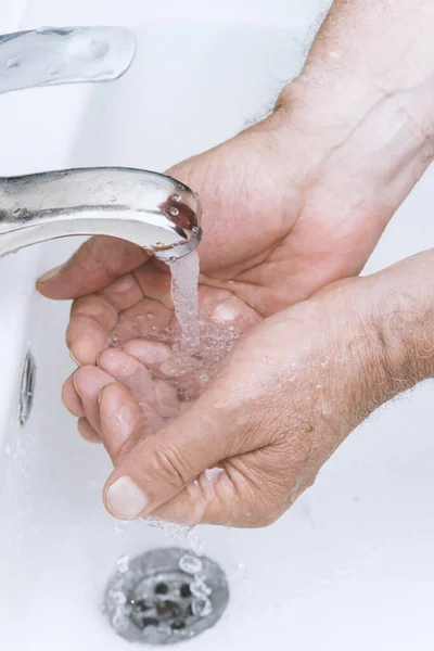 Homem Velho Lava Mãos Bathroom Corona Proteção Pandêmica Vírus Limpando — Fotografia de Stock