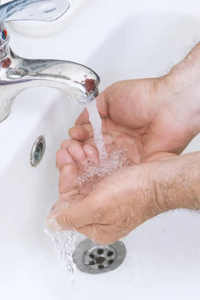 Velho Homem Lava Mãos Banheiro — Fotografia de Stock