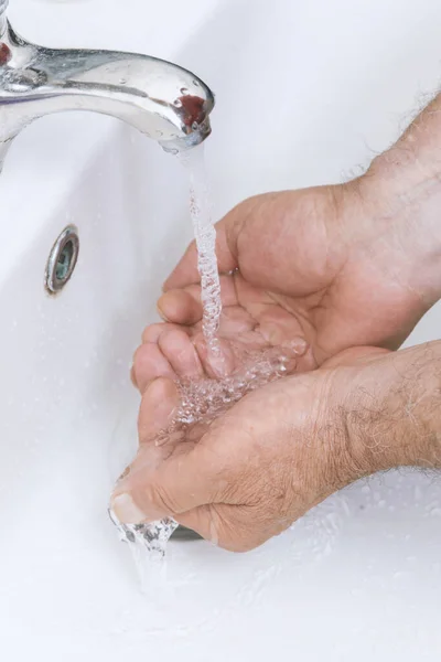 Oude Man Wast Zijn Handen Badkamer — Stockfoto