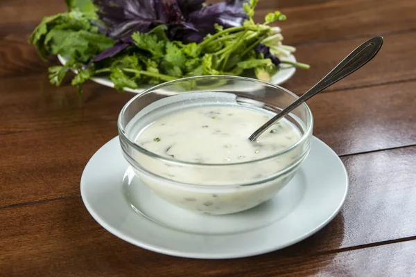 Joghurtsuppe Mit Kräutern Einem Teller Auf Einem Holztisch — Stockfoto