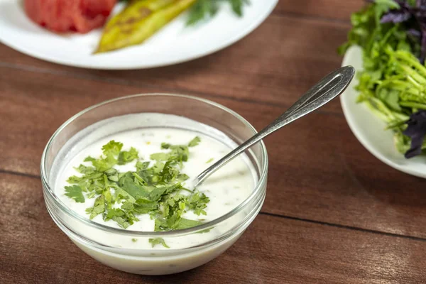 Joghurtsuppe Mit Kräutern Einem Teller Auf Einem Holztisch — Stockfoto