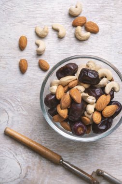 Beyaz ahşap arka planda fındık ve hurma karışımı. Üst görünüm. Sağlıklı yemek.