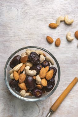 Beyaz ahşap arka planda fındık ve hurma karışımı. Üst görünüm. Sağlıklı yemek.