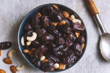 Beyaz ahşap arka planda fındık ve hurma karışımı. Üst görünüm. Sağlıklı yemek.